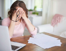 Опрос: почти 70% россиян считают себя трудоголиками