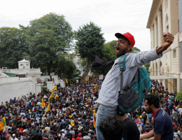 Власти Шри-Ланки уходят в отставку после того, как протестующие ворвались в их дома