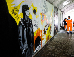 В Екатеринбурге в переходе имени Цоя закрашивают граффити