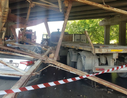 В Екатеринбурге выпавшая из «Камаза» металлическая конструкция раздавила легковушку