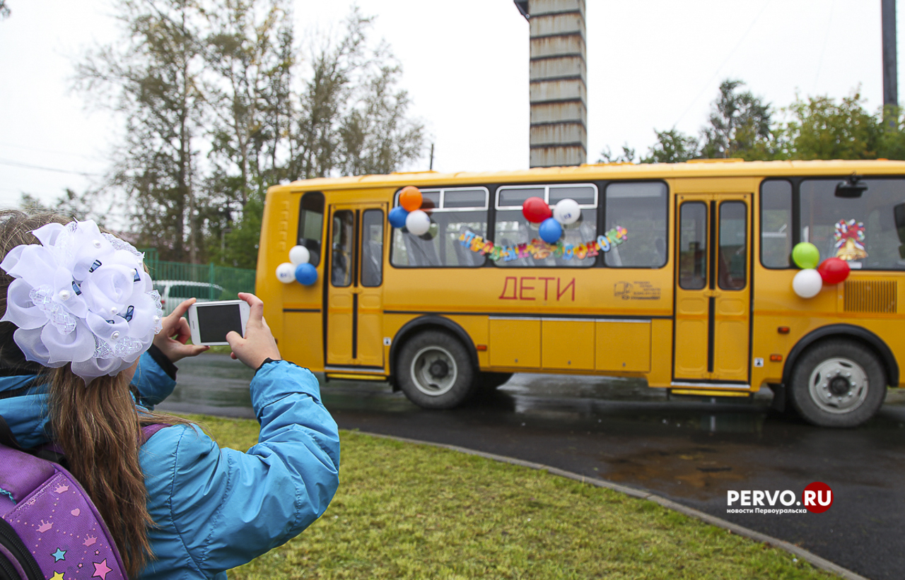 1 сентября 2022 года. 1 Сентября 2022. 1 Сентября ретро фото школьников. С 1 сентября учителю. Школа 1 сентября.