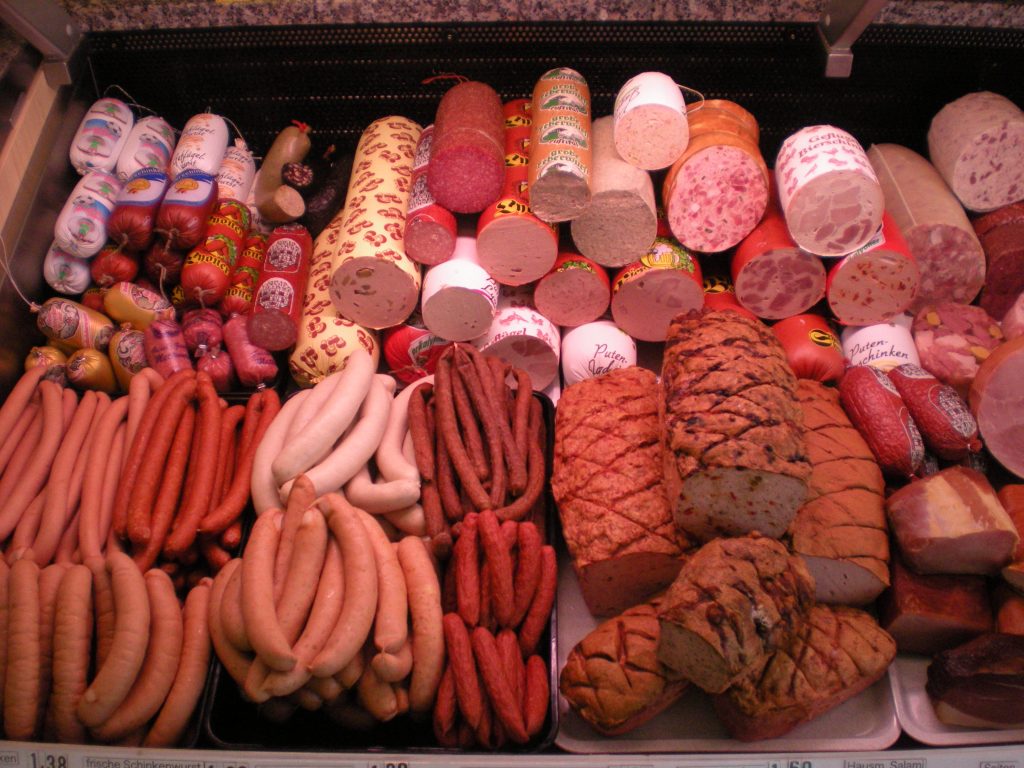 За неделю подорожали сосиски, рыба и колбаса