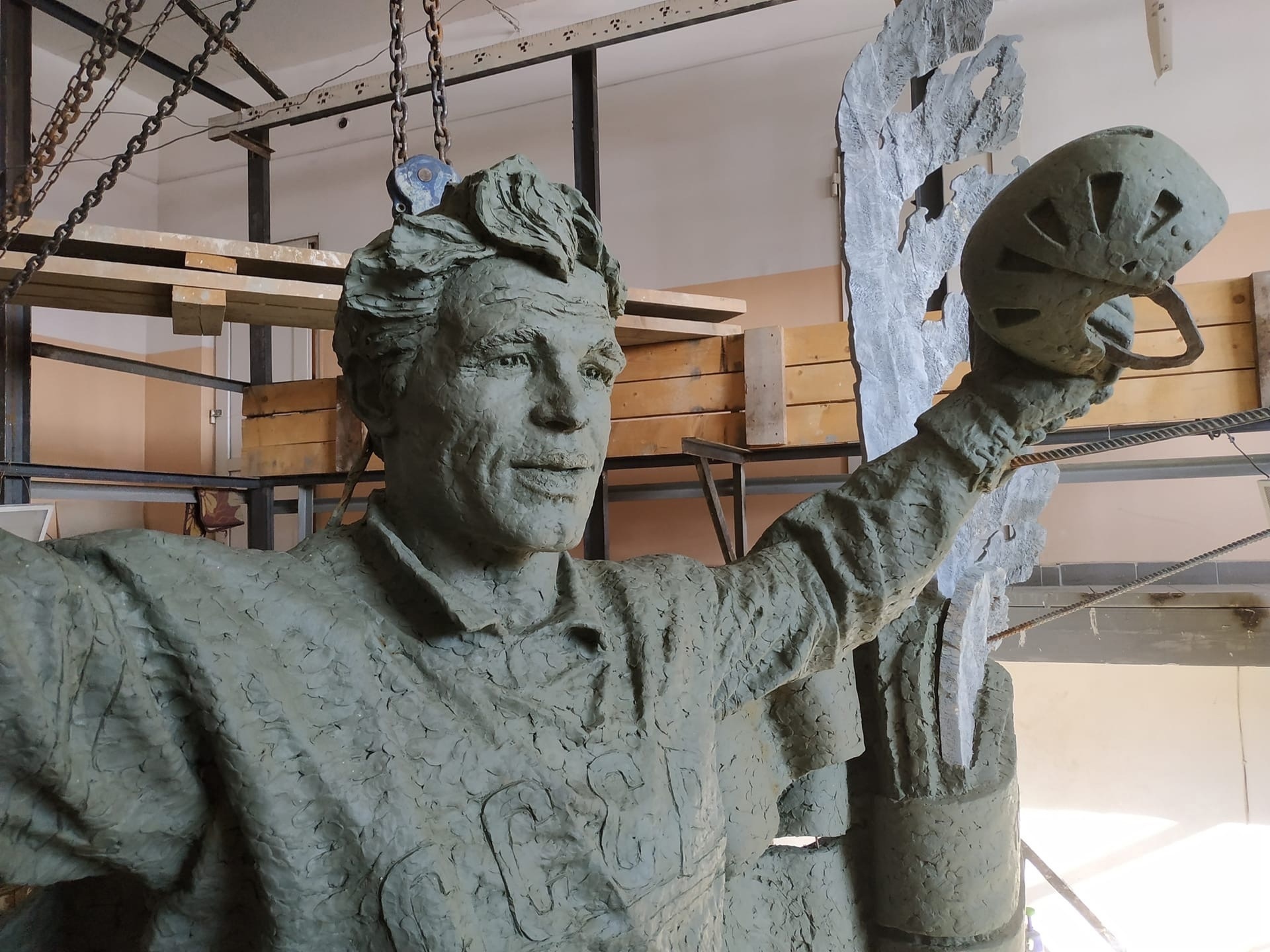 В литейной мастерской завершается процесс изготовления скульптурной композиции «Эпоха»