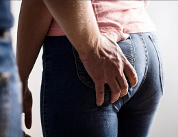 Неизвестный шлепал жительниц Екатеринбурга по попе