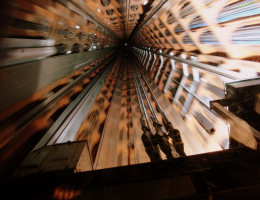 Лифт с людьми упал в помещении KFC в Москве