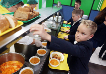 Глава региона проверит качество питания в школьных столовых