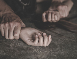 Сотрудник УФСИН изнасиловал соседку, проникнув через балкон в ее квартиру на 16 этаже