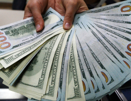 Рубль слабеет к доллару и евро на старте торгов на Мосбирже