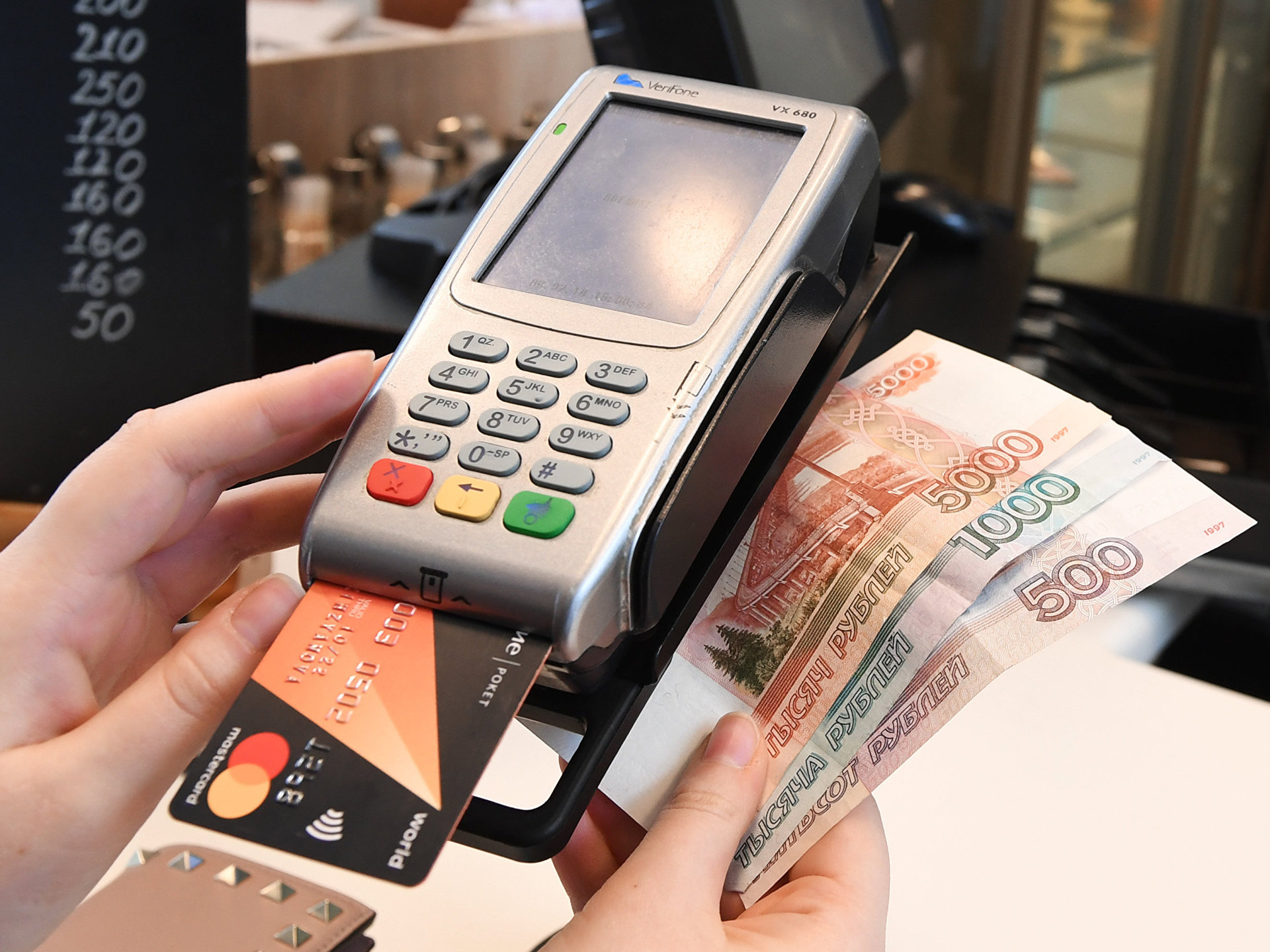 Услуга кэшаут стала доступна в 70 муниципалитетах Свердловской области