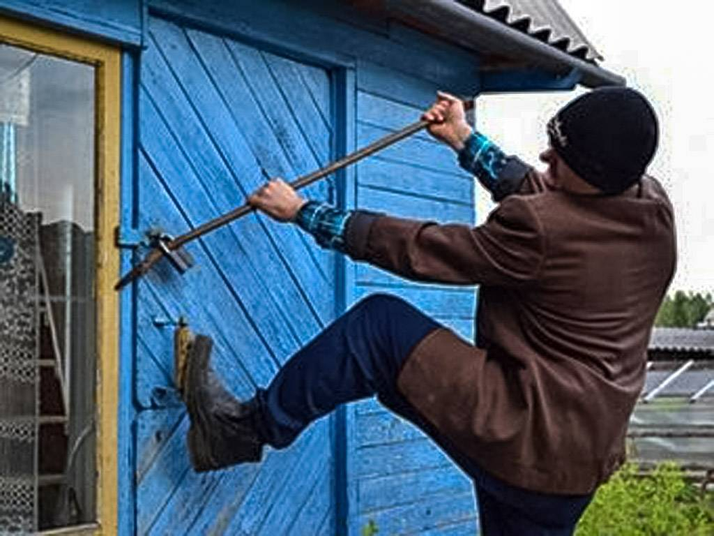 В коллективных садах Первоуральска банда воров взламывает и обчищает дома