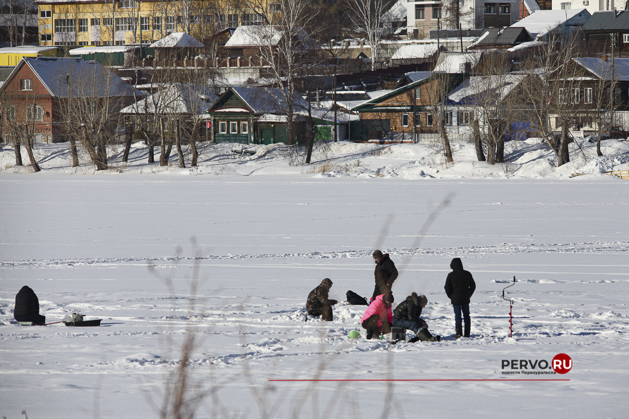 Выходить на лед водоемов до наступления устойчивых морозов – опасно