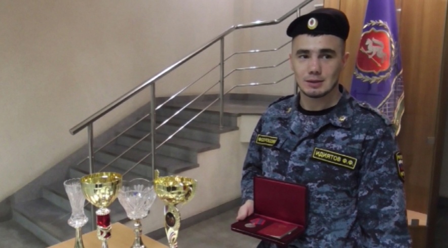 В Первоуральске пристав обезвредил вооруженного преступника