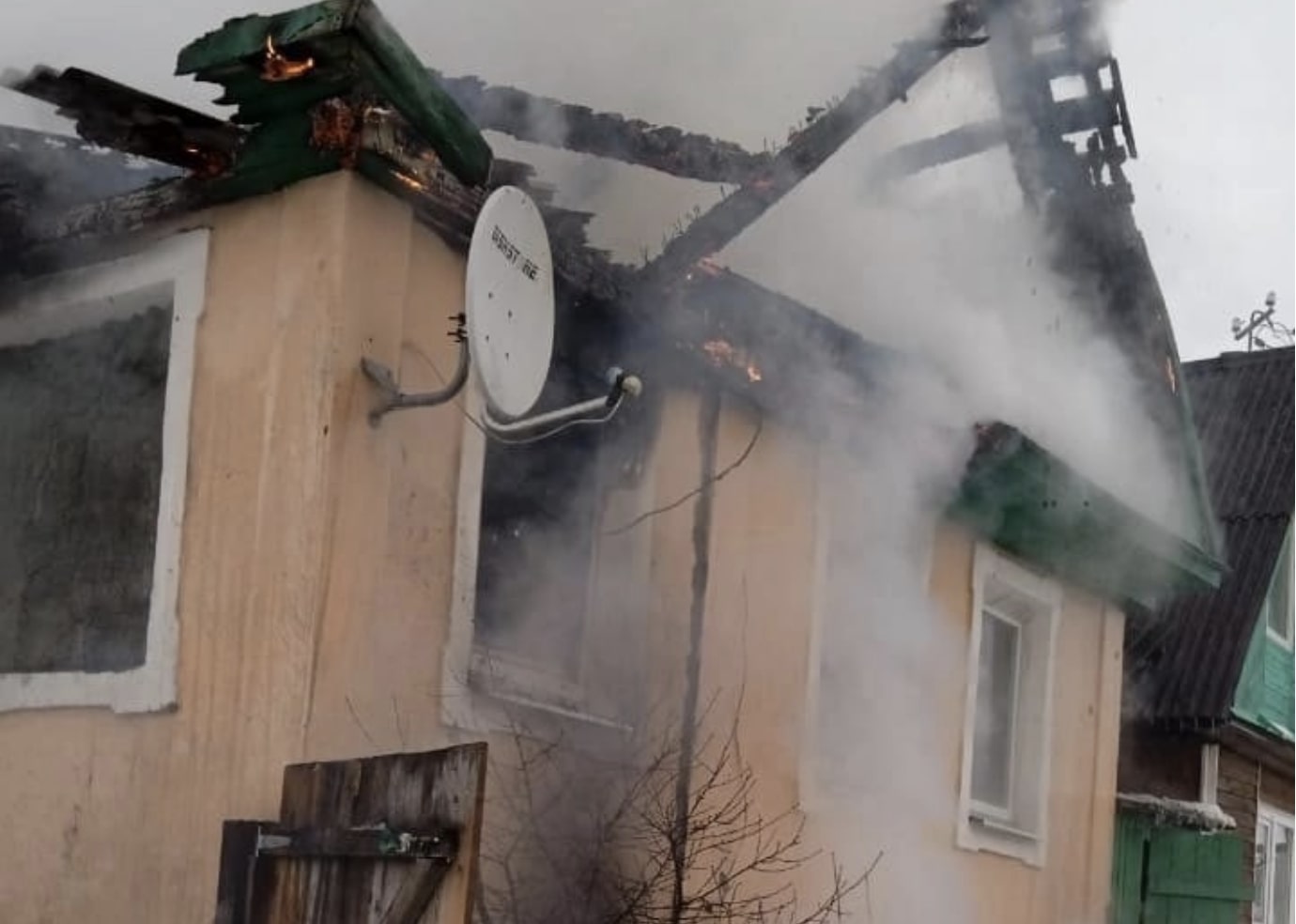 Сгорел садовый домик, где жили бабушка с внучкой. Им нужна помощь