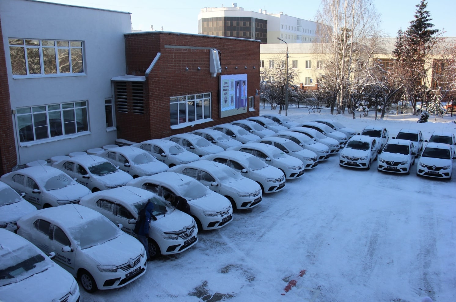 Ключи от 40 легковых автомобилей вручили представителям свердловских больниц