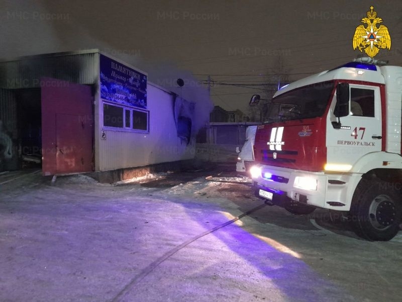 В Первоуральске загорелось помещение похоронного дома