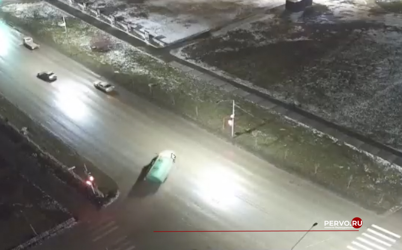 В Первоуральске грузовик вылетел на набережную. Момент ДТП попал на видео