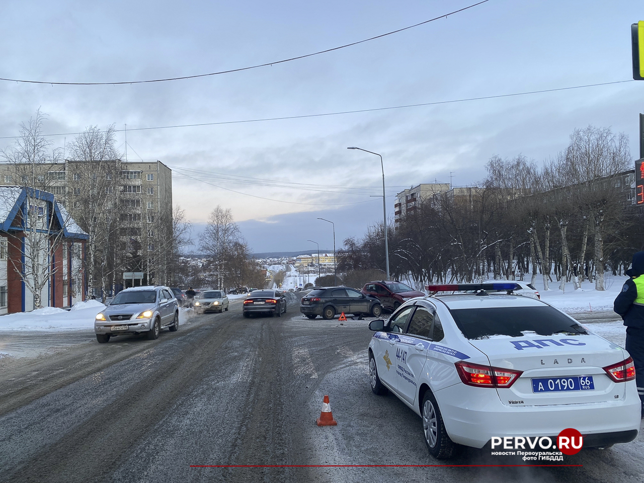 В ГИБДД Первоуральска устанавливает обстоятельства тройного ДТП на  проспекте Космонавтов