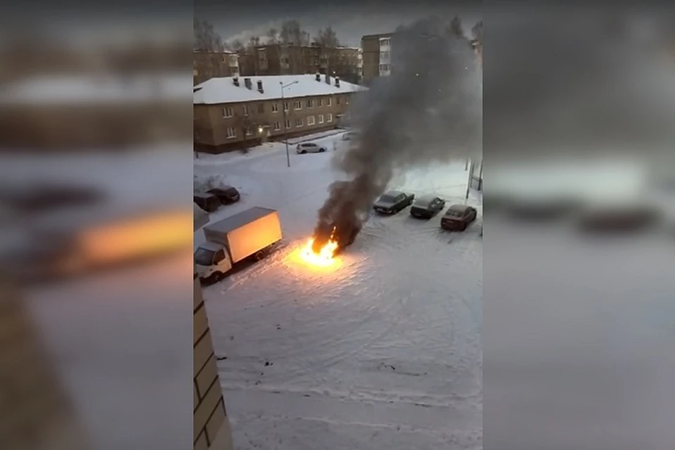 В Первоуральске на парковке вспыхнула Lada