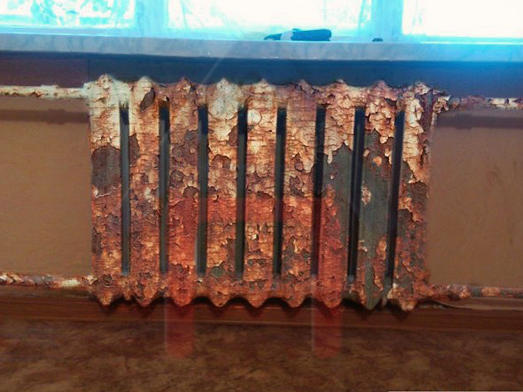 В Первоуральске упрямая женщина не пускала коммунальщиков в свою квартиру