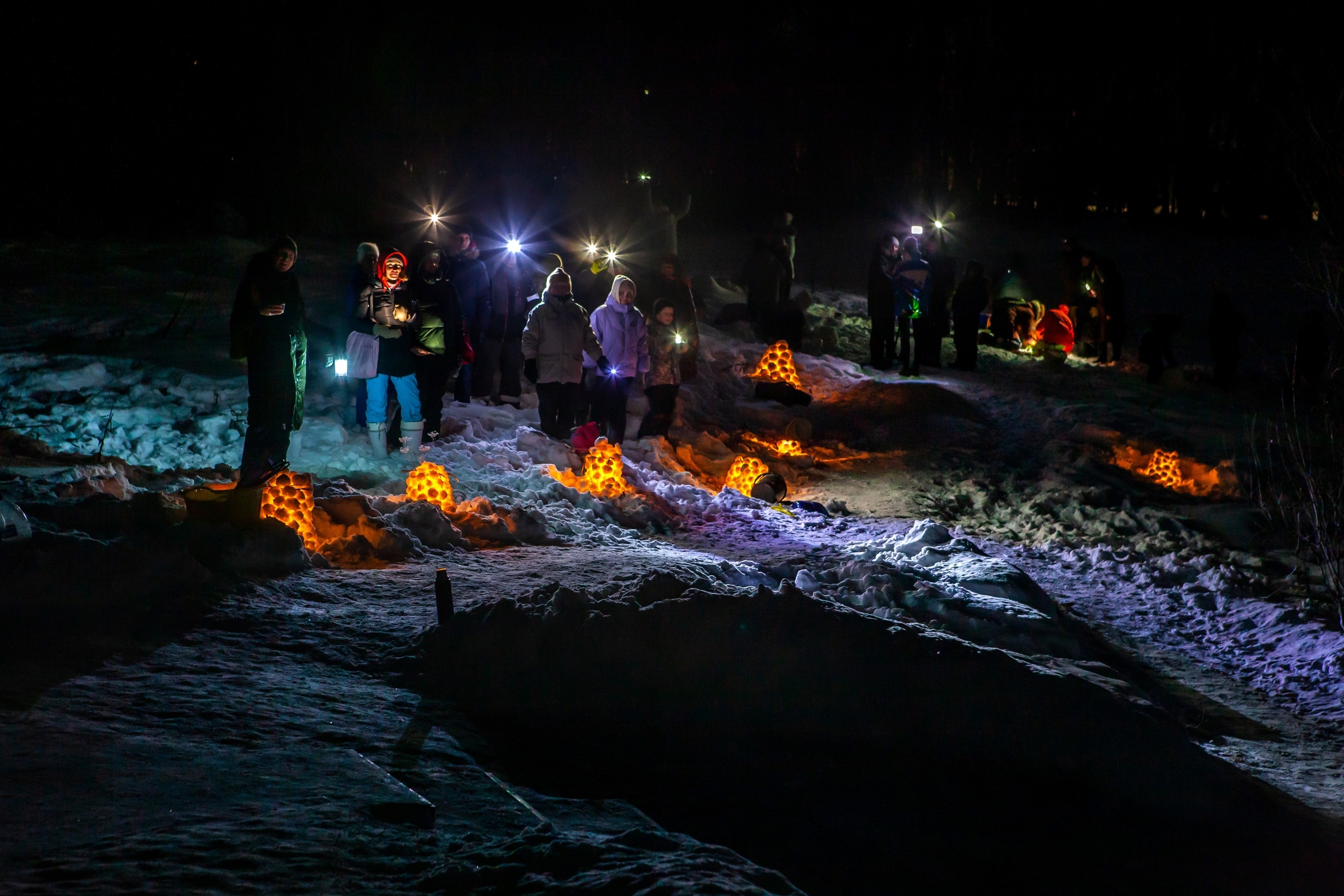 Первоуральцы устроили праздник снежных фонарей