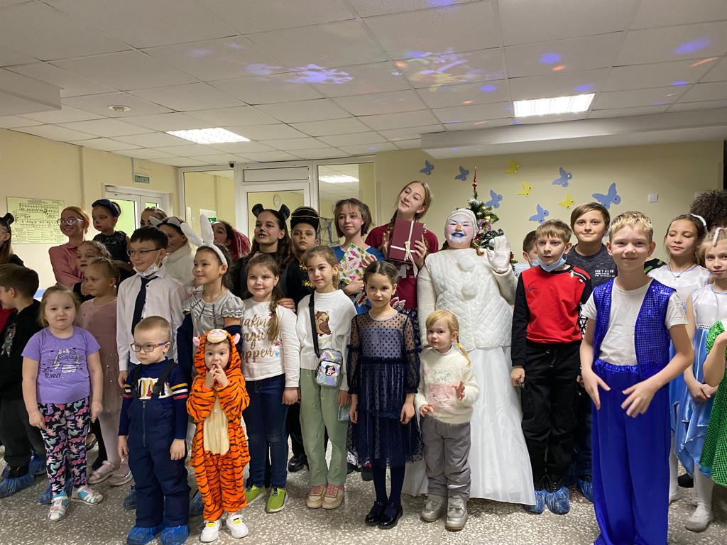 Студия «Свой театр» показала новогоднюю сказку для детей сотрудников детской больницы