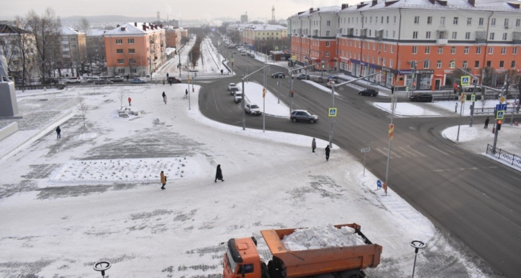 Уборка улиц от снега в Первоуральске идет в круглосуточном режиме