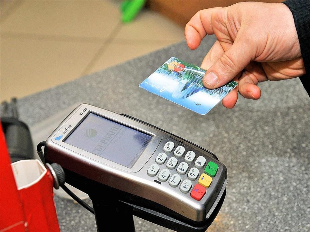 Первоуралец закупился алкоголем с помощью найденной на улице карты