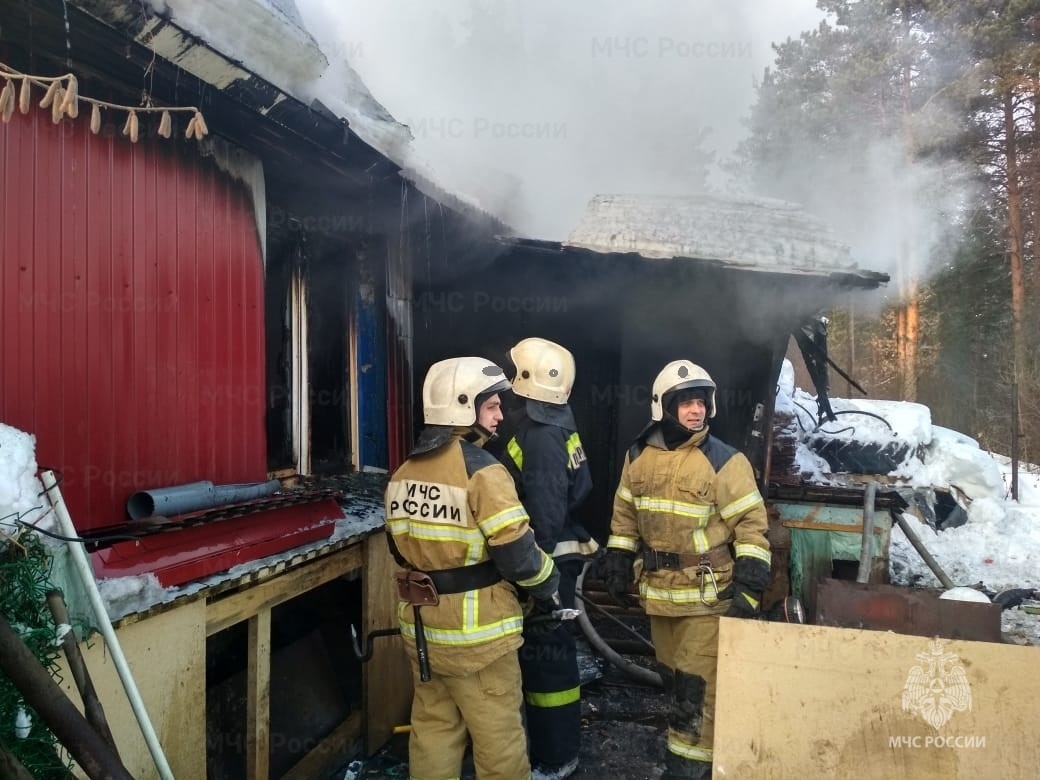 Под Первоуральском в коллективном саду сгорел дом и машина