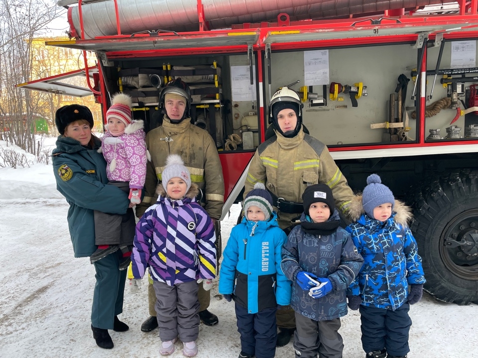 Сотрудники МЧС показали воспитанникам детского сада пожарную технику