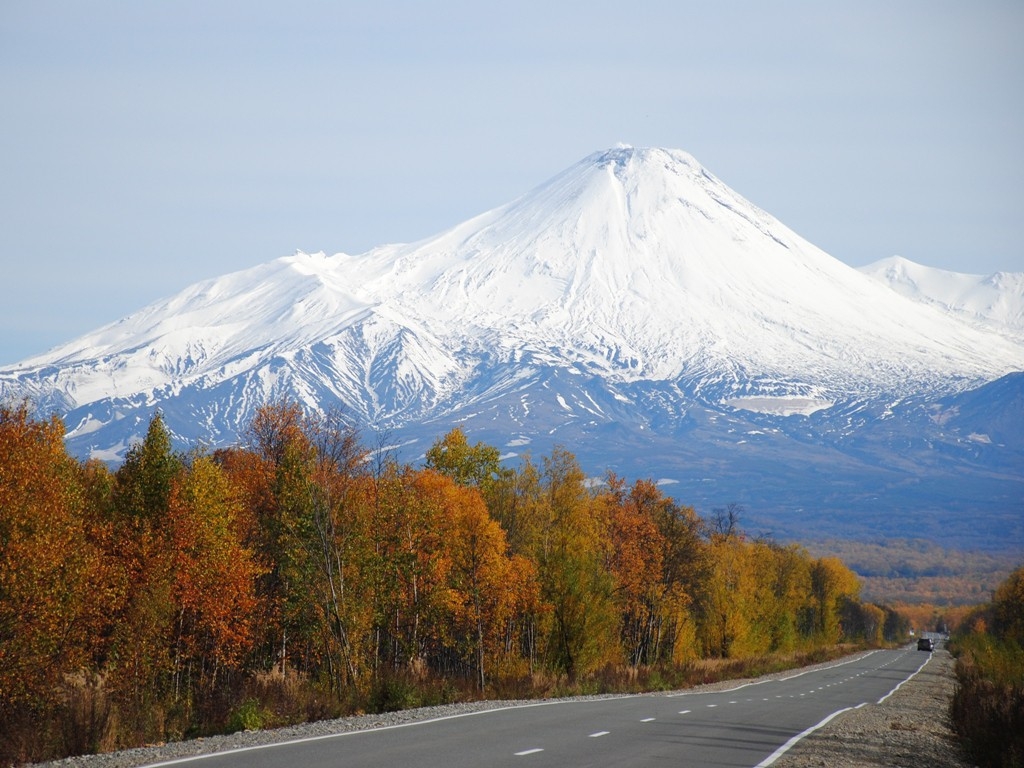 Петропавловск камчатский колеса. Петропавловск-Камчатский Корякский вулкан. Петропавловск-Камчатский Авачинский вулкан. Корякский вулкан Елизово. Вулкан Корякская сопка и Петропавловск-Камчатский.