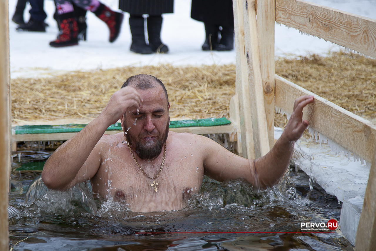 Более тысячи первоуральцев ночью смыли грехи на Крещение-2023