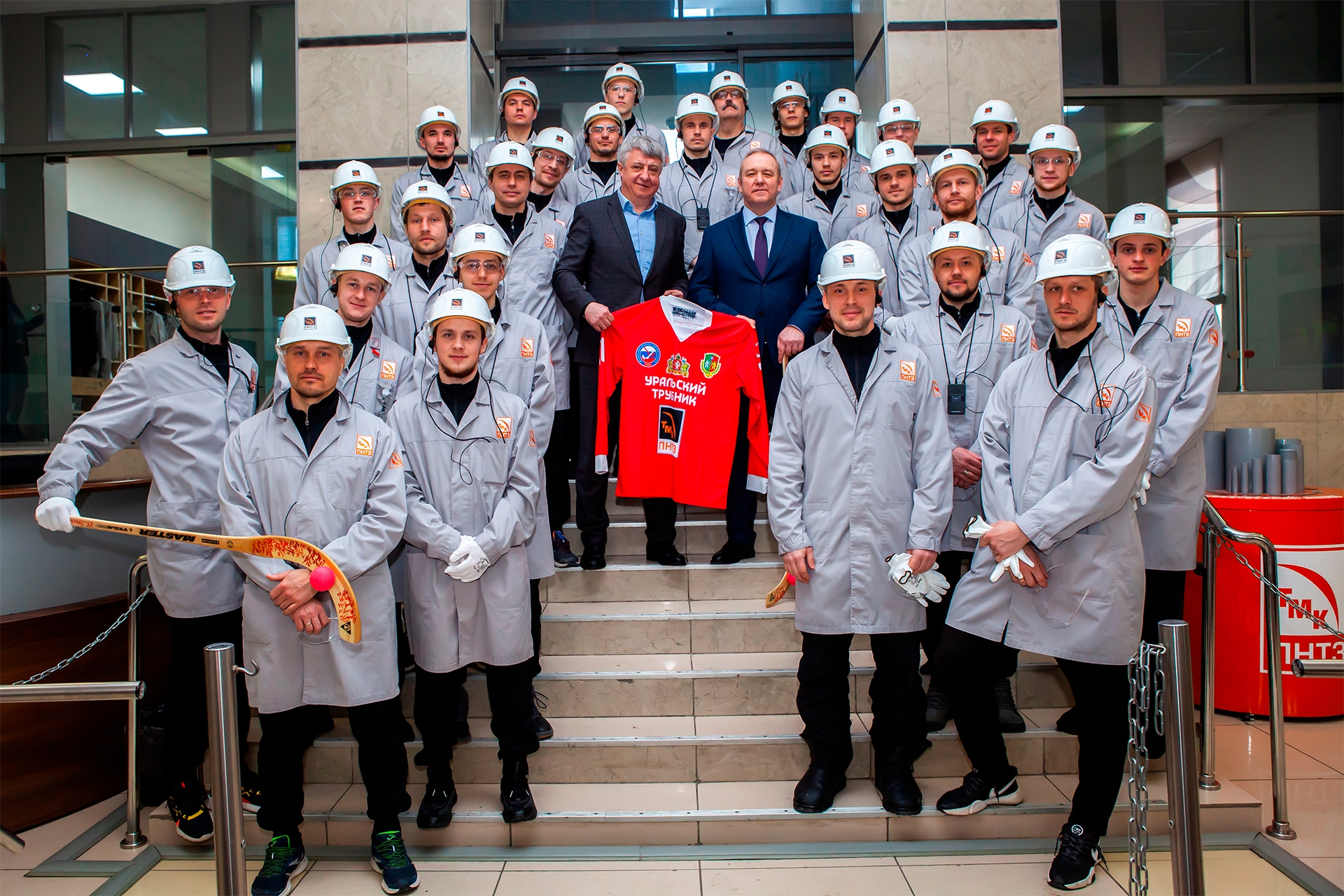 Хоккеисты «Уральского трубника» побывали на Первоуральском новотрубном заводе