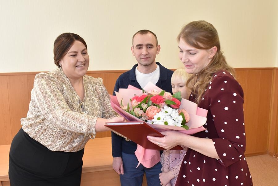 Семья из Новоуткинска получила 1,5 млн рублей на строительство дома