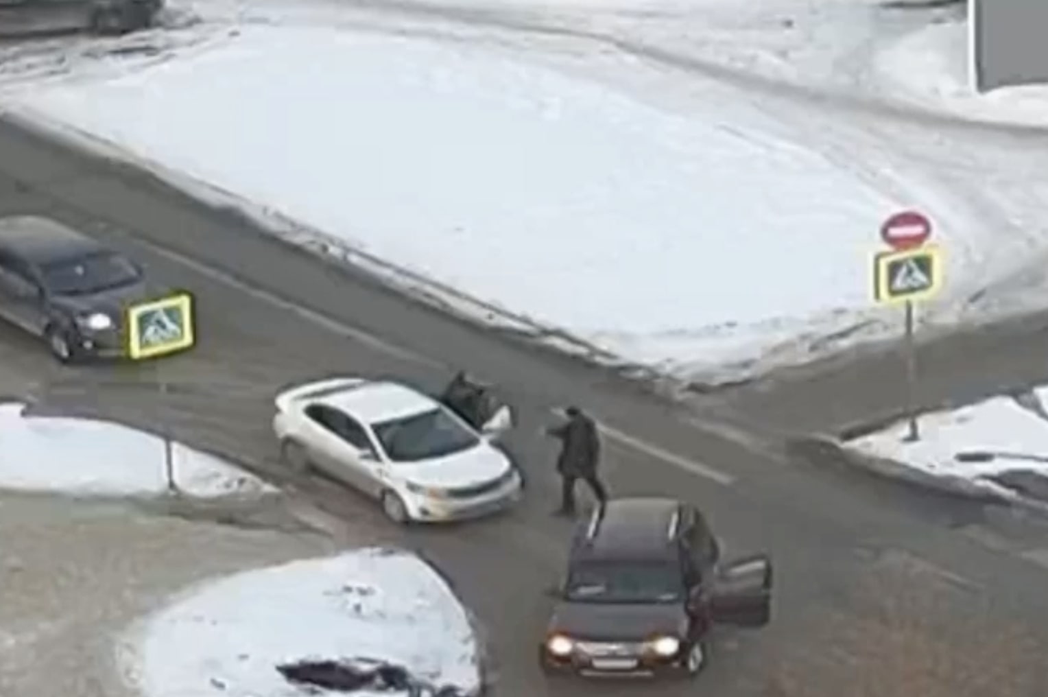 В Первоуральске водители иномарок подрались на пешеходном переходе. Видео