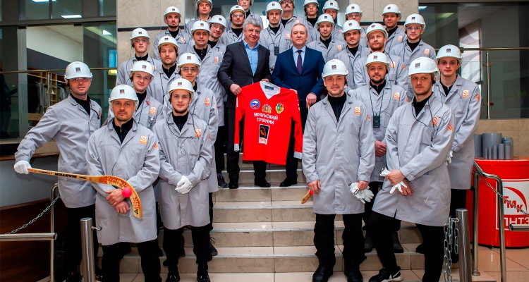 Хоккеисты «Уральского трубника» побывали на Первоуральском новотрубном заводе