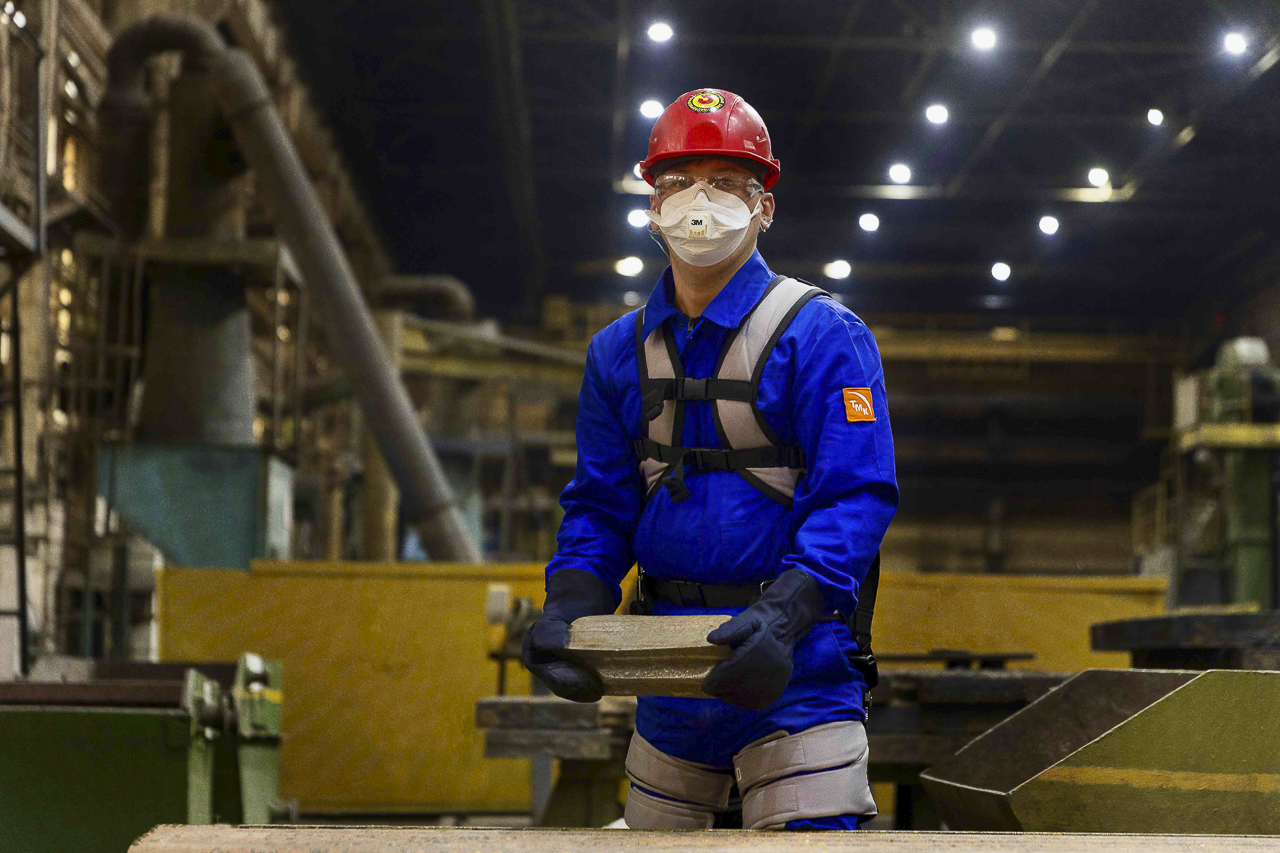 ПНТЗ тестирует экзоскелеты для защиты сотрудников от высоких нагрузок