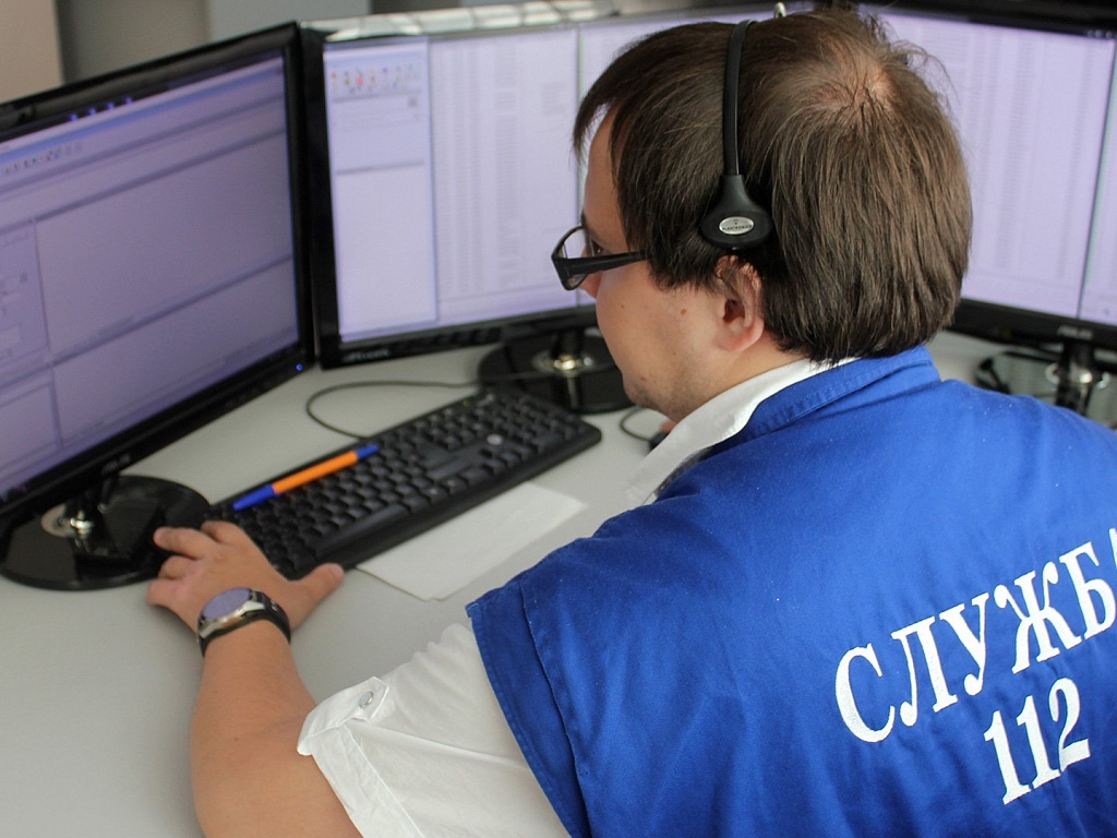 В Первоуральске женщина повисла на проводах, а затем упала. Видео