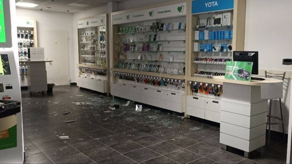 Из салона сотовой связи воры украли телефоны