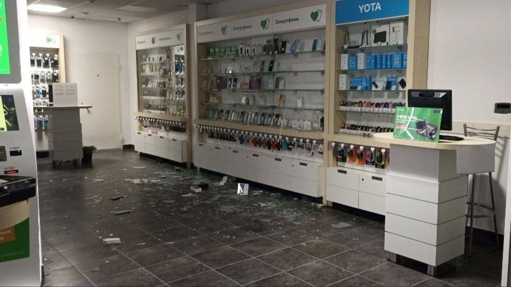 Злоумышленникам понадобилась всего минута, чтоб «обчистить» салон сотовой связи