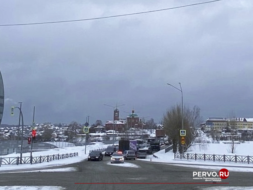 В Первоуральске Honda сбила ребенка, переходившего дорогу на зеленый сигнал светофора