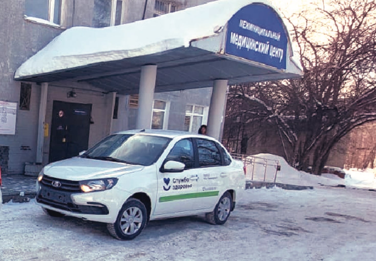 Городской больнице передали два автомобиля