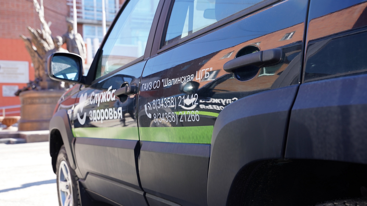 Больница Первоуральска вновь пополнилась двумя автомобилями