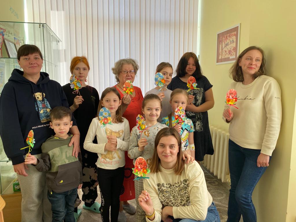 В детской больнице к празднику Пасхи сделали декоративные пасхальные яйца