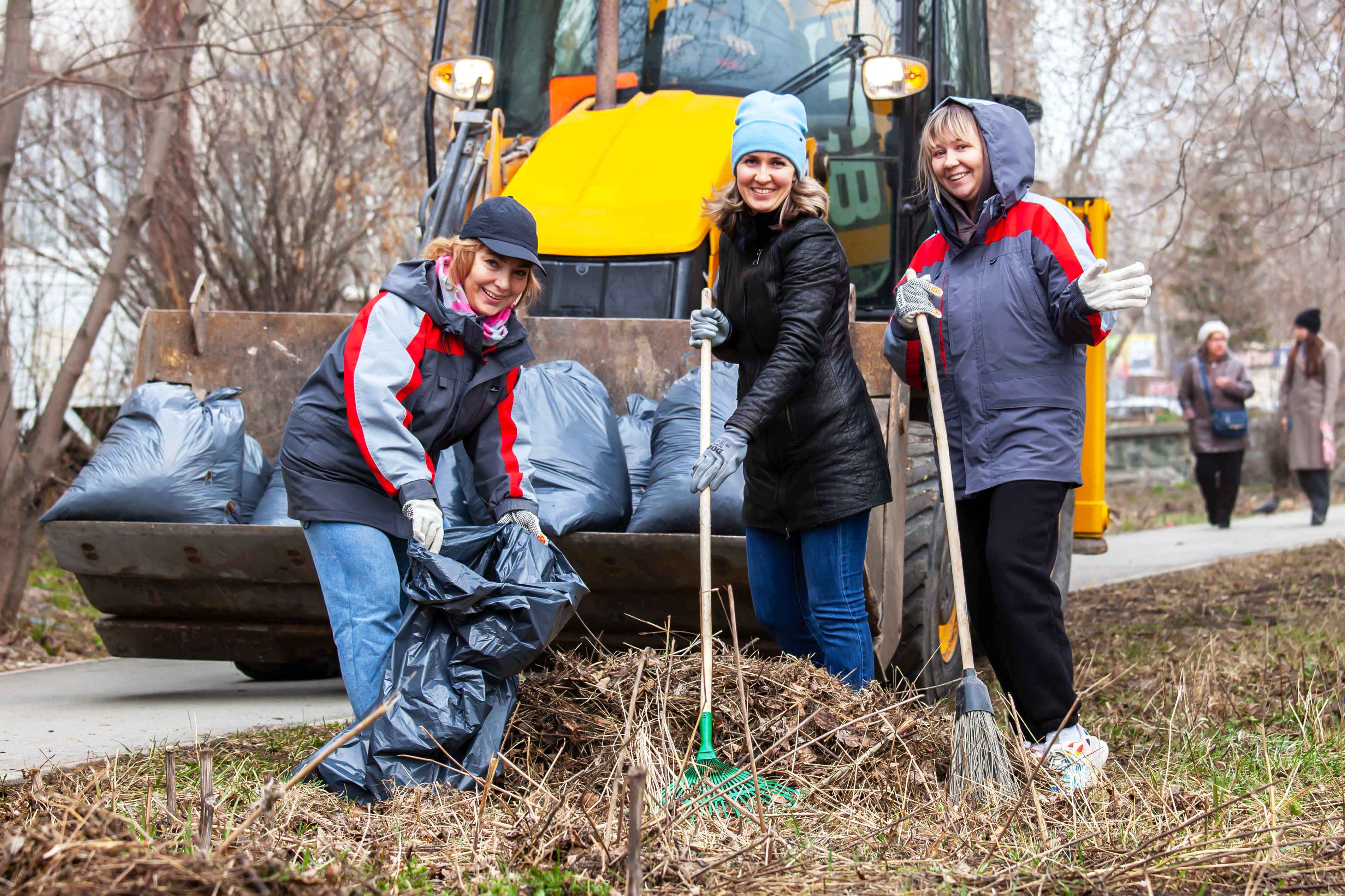 Сотрудники ПНТЗ приняли участие в ежегодных субботниках в Первоуральске