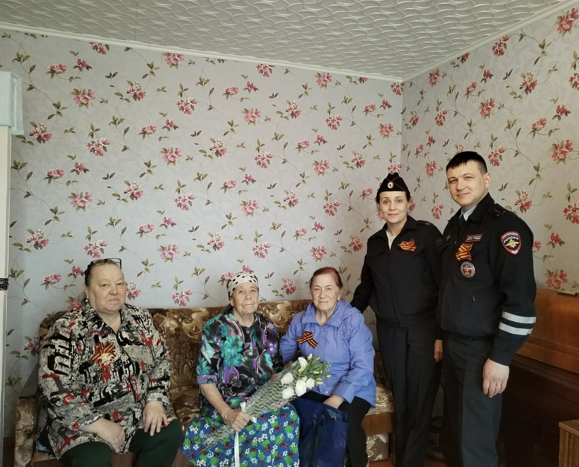 Полицейские поздравили вдову ветерана МВД, участника Великой Отечественной войны