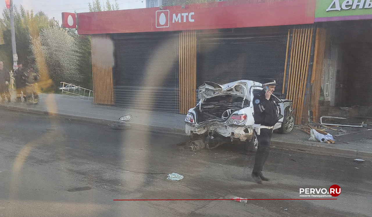 В Первоуральске водитель Subaru въехал в остановочный комплекс