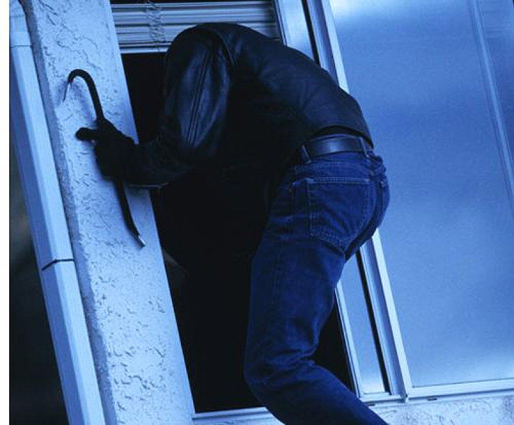 Домушник попал на видео как спускается по газовой трубе жилого дома