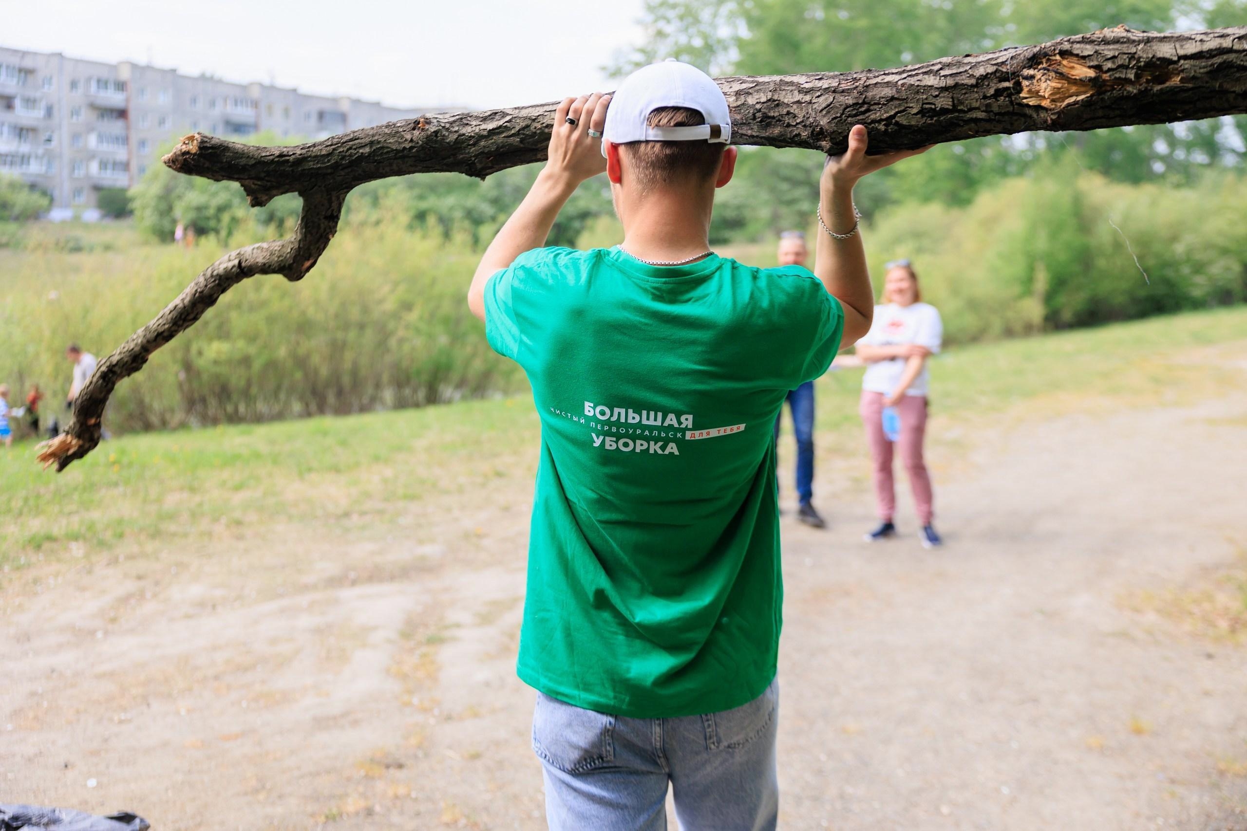 Жители Первоуральска провели «Большую уборку» на прудках в микрорайоне Хромпик.