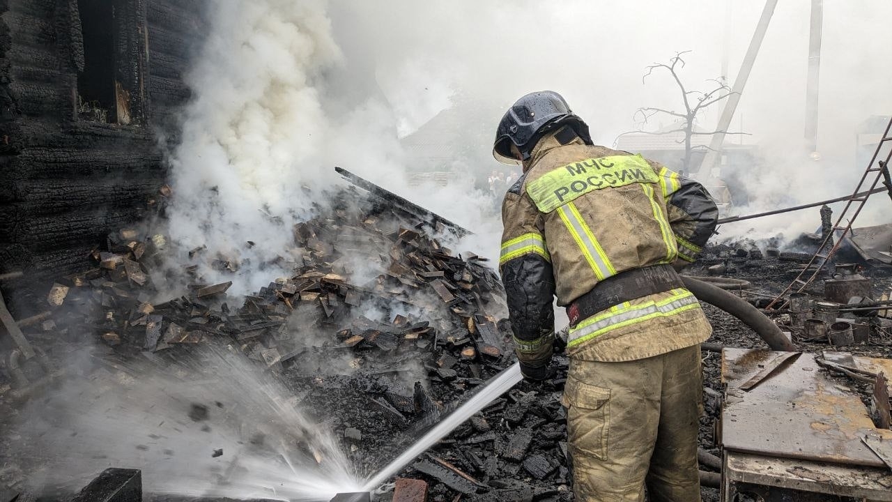 В Первоуральске сгорели дом и машина