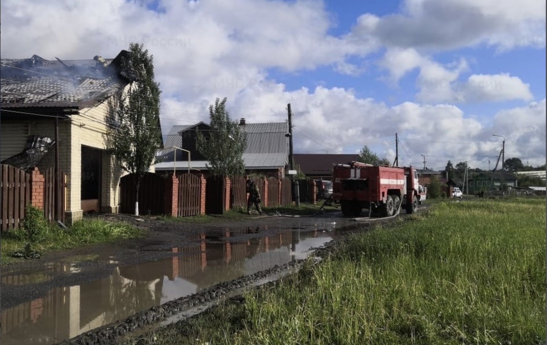 В Первоуральске сгорел очередной частный жилой дом | 08.06.2023 |  Первоуральск - БезФормата